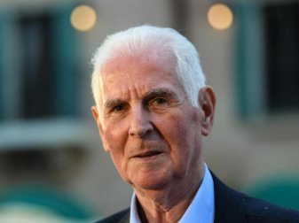 Der ehemalige Referee Walter Eschweiler wünscht sich, dass die Spieler wieder mehr Respekt vor den Schiedsrichtern haben. Foto: Patrick Seeger/dpa