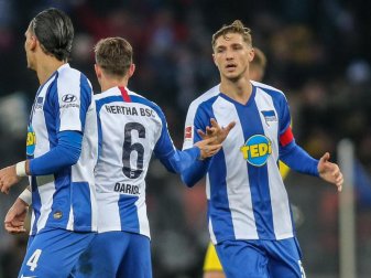 Niklas Stark (r) war bei der Hertha zuletzt nur Ersatzspieler. Foto: Andreas Gora/dpa Niklas Stark (r) war bei der Hertha zuletzt nur Ersatzspieler. Foto: Andreas Gora/dpa
