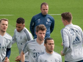 Trainer Hansi Flick (r) hadert mit der Personalsituation der Bayern. Foto: Peter Kneffel/dpa