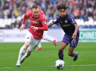 Der Osnabrücker Felix Agu (r) steht wohl vor einem Wechsel zu Werder Bremen. Foto: Peter Steffen/dpa