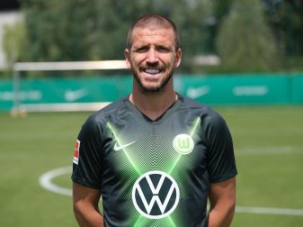Stand in diesem Jahr nur für das Mannschaftsfoto im Wolfsburg-Trikot auf dem Platz: Ignacio Camacho (player). Foto: Peter Steffen/dpa Stand in diesem Jahr nur für das Mannschaftsfoto im Wolfsburg-Trikot auf dem Platz: Ignacio Camacho (player). Foto: Peter Steffen/dpa