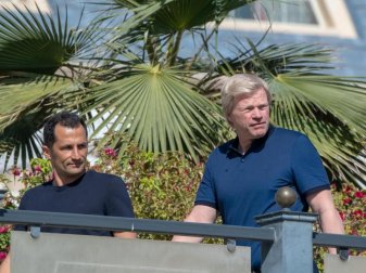 Sportdirektor Hasan Salihamidzic (l) und Vorstandsmitglied Oliver Kahn im Trainingslager des FC Bayern München in Doha. Foto: Peter Kneffel/dpa Sportdirektor Hasan Salihamidzic (l) und Vorstandsmitglied Oliver Kahn im Trainingslager des FC Bayern München in Doha. Foto: Peter Kneffel/dpa