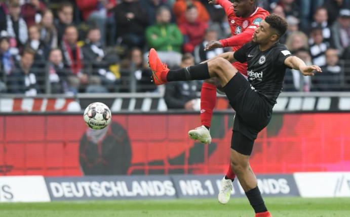 Simon Falette (r.) kam in dieser Saison bei der Eintracht kaum zum Zug. Foto: Silas Stein/dpa