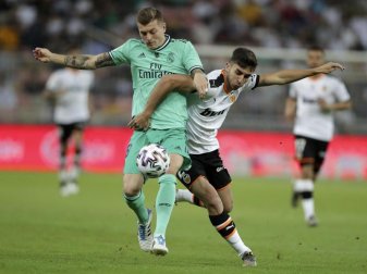 Toni Kroos (l) brachte Real mit einem direkt verwandelten Eckstoß in Führung. Foto: Hassan Ammar/AP/dpa