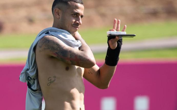 Muss das Bayern-Trainingslager aus freudigen Anlass vorzeitig verlassen: Thiago. Foto: Peter Kneffel/dpa