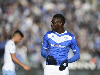 Balotelli wurde von Verona-Fans rassistisch beleidigt Balotelli wurde von Verona-Fans rassistisch beleidigt