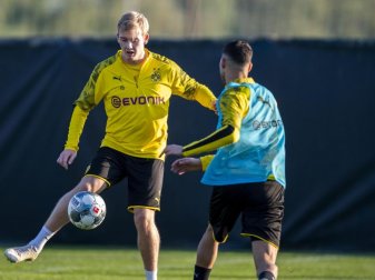 Glaubt noch an den Titel mit dem BVB: Julian Brandt (l). Foto: David Inderlied/dpa Glaubt noch an den Titel mit dem BVB: Julian Brandt (l). Foto: David Inderlied/dpa