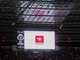 Der Videobeweis spaltet die Fußball-Welt weiter. Foto: Rolf Vennenbernd/dpa Der Videobeweis spaltet die Fußball-Welt weiter. Foto: Rolf Vennenbernd/dpa