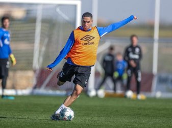 Neuer Kapitän auf Schalke: Omar Mascarell. Foto: Tim Rehbein/dpa