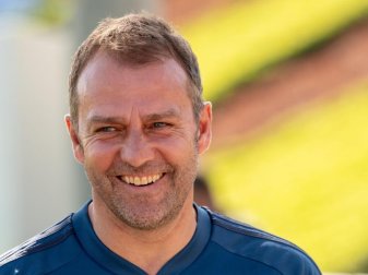 Hat gut Lachen: Bayern-Coach Hansi Flick. Foto: Peter Kneffel/dpa Hat gut Lachen: Bayern-Coach Hansi Flick. Foto: Peter Kneffel/dpa
