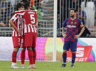 Bedient: Lionel Messi (r) nach der Barca-Pleite gegen Atlético. Foto: Hassan Ammar/AP/dpa
