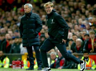 Jürgen Klopp (r) trifft auf Trainerkollege José Mourinho. Foto: Dave Thompson/AP/dpa Jürgen Klopp (r) trifft auf Trainerkollege José Mourinho. Foto: Dave Thompson/AP/dpa