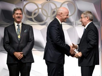 Thomas Bach (r.) beglückwünscht Gianni Infantino Thomas Bach (r.) beglückwünscht Gianni Infantino