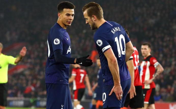 Tottenhams Stürmerstar Harry Kane (r) wird noch Monate ausfallen. Foto: Mark Kerton/PA Wire/dpa