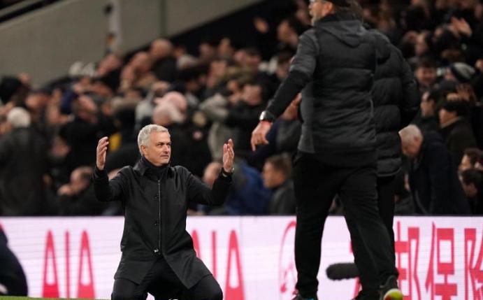 Kniefall: Spurs-Coach José Mourinho (l) ist fassungslos, Jürgen Klopp mit Liverpool obenauf. Foto: John Walton/PA Wire/dpa