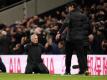 Kniefall: Spurs-Coach José Mourinho (l) ist fassungslos, Jürgen Klopp mit Liverpool obenauf. Foto: John Walton/PA Wire/dpa