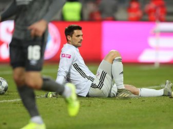 Frustriert: Bayern-Keeper Sven Ulreich musste beim Test in Nürnberg öfter hinter sich greifen. Foto: Daniel Karmann/dpa