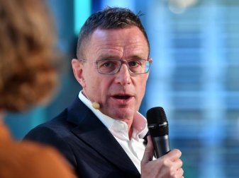 Dementierte Kontakte zum AC Mailand: Ralf Rangnick, Fußballchef der Red Bull GmbH. Foto: Martin Schutt/zb/dpa