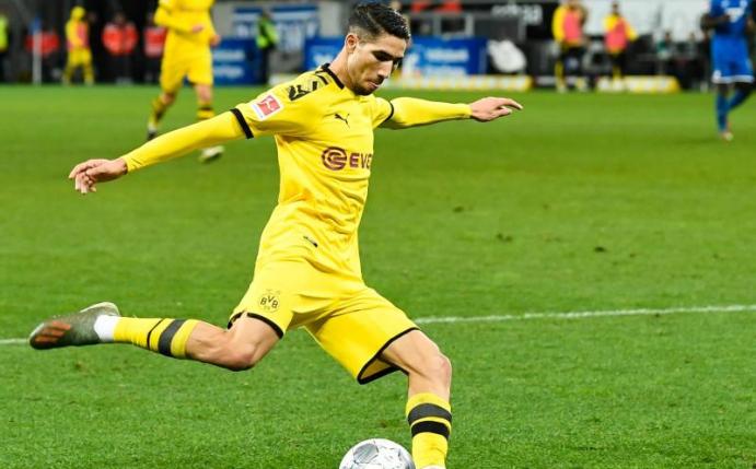 Abwehrspieler Achraf Hakimi kann sich noch nicht zwischen Borussia Dortmund und Real Madrid entscheiden. Foto: Tom Weller/dpa