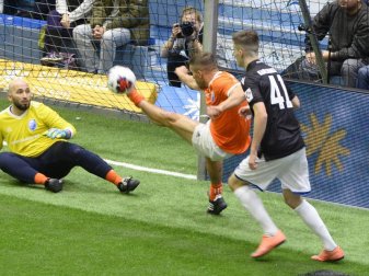 Lukas Podolski (M) schießt für seine Gastmannschaft auf das Tor des Karlsruher SC. Foto: Roberto Pfeil/dpa Lukas Podolski (M) schießt für seine Gastmannschaft auf das Tor des Karlsruher SC. Foto: Roberto Pfeil/dpa