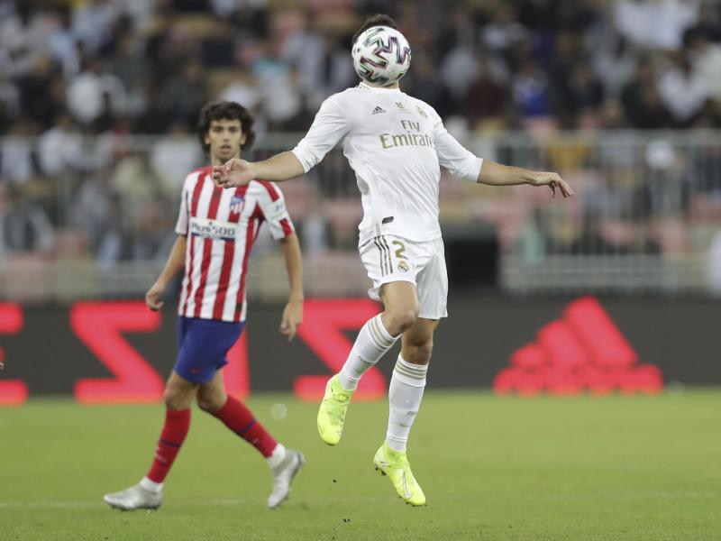 Reals Daniel Carvajal (r) stoppt den Ball. Foto: Hassan Ammar/AP/dpa