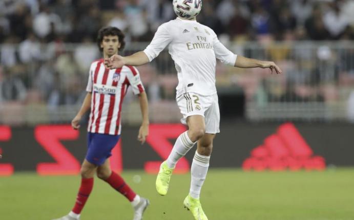Reals Daniel Carvajal (r) stoppt den Ball. Foto: Hassan Ammar/AP/dpa