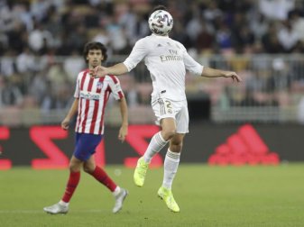Reals Daniel Carvajal (r) stoppt den Ball. Foto: Hassan Ammar/AP/dpa Reals Daniel Carvajal (r) stoppt den Ball. Foto: Hassan Ammar/AP/dpa