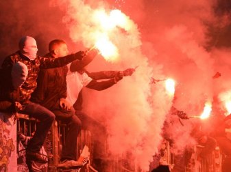 Fans zünden Pyrotechnik auf der Tribüne. Foto: Daniel Bockwoldt/dpa
