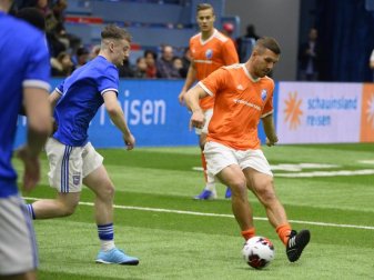 Lukas Podolski zeigte sein Können beim Hallen-Turnier in Gummersbach. Foto: Roberto Pfeil/dpa Lukas Podolski zeigte sein Können beim Hallen-Turnier in Gummersbach. Foto: Roberto Pfeil/dpa