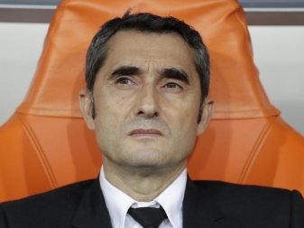 Könnte beim FC Barcelona seinen Job verlieren: Trainer Ernesto Valverde. Foto: Hassan Ammar/AP/dpa
