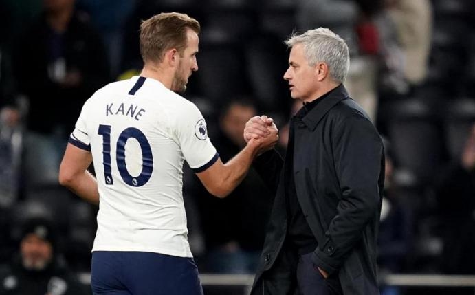 Tottenham Hotspurs Starstürmer Harry Kane und Trainer Jose Mourinho. Foto: John Walton/PA Wire/dpa