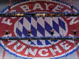 Rekordmeister FC Bayern spielt in der weltweiten Fußball-Geldrangliste weiter vorne mit. Foto: Matthias Balk/dpa