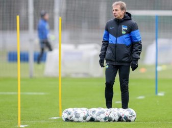 Muss wohl dem DFB ncoh eine gültige Fußballlehrer-Lizenz nachweisen: Herthas Trainer Jürgen Klinsmann. Foto: Andreas Gora/dpa