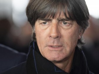 Joachim Löw freut sich auf eine spannende Bundesliga-Rückrunde. Foto: Boris Roessler/dpa