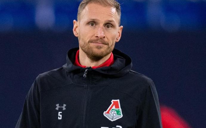 Der 1. FC Köln ist an einer Verpflichtung von Benedikt Höwedes interessiert. Foto: Guido Kirchner/dpa