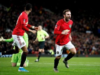 Juan Mata (r) feiert seinen Treffer für Manchester United. Foto: Martin Rickett/PA Wire/dpa