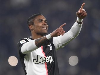 Douglas Costa feiert seinen Treffer zum 4:0 für Juventus Turin. Foto: Fabio Ferrari/Lapresse/Lapresse via ZUMA Press/dpa