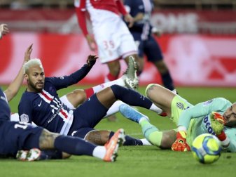 PSG-Spieler Neymar (M) scheitert an Monacos Torwart Benjamin Lecomte (r). Foto: Daniel Cole/AP/dpa