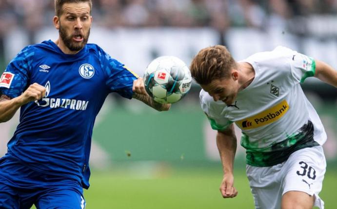 Der FC Schalke 04 und Borussia Mönchengladbach eröffnen mit der Freitagspartie die Rückrunde der Bundesliga. Foto: Marius Becker/dpa