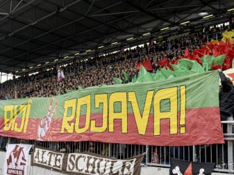 Fans von St. Pauli halten ein Banner mit dem Schriftzug «Biji Rojava» («Es lebe Rojava») in die Höhe. Foto: Axel Heimken/dpa Fans von St. Pauli halten ein Banner mit dem Schriftzug «Biji Rojava» («Es lebe Rojava») in die Höhe. Foto: Axel Heimken/dpa