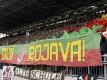 Fans von St. Pauli halten ein Banner mit dem Schriftzug «Biji Rojava» («Es lebe Rojava») in die Höhe. Foto: Axel Heimken/dpa