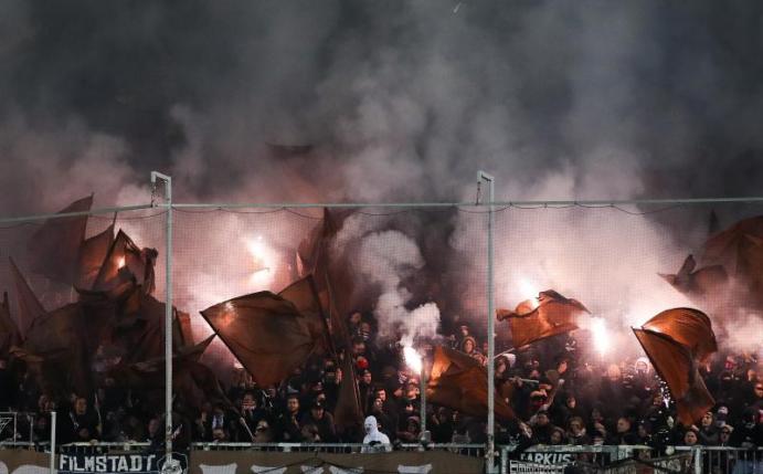 Fans von St. Pauli brennen Feuerwerk beim Spiel gegen Eintracht Frankfurt ab. Foto: Christian Charisius/dpa