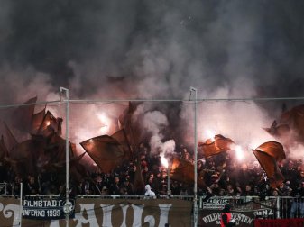 Fans von St. Pauli brennen Feuerwerk beim Spiel gegen Eintracht Frankfurt ab. Foto: Christian Charisius/dpa Fans von St. Pauli brennen Feuerwerk beim Spiel gegen Eintracht Frankfurt ab. Foto: Christian Charisius/dpa