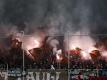 Fans von St. Pauli brennen Feuerwerk beim Spiel gegen Eintracht Frankfurt ab. Foto: Christian Charisius/dpa