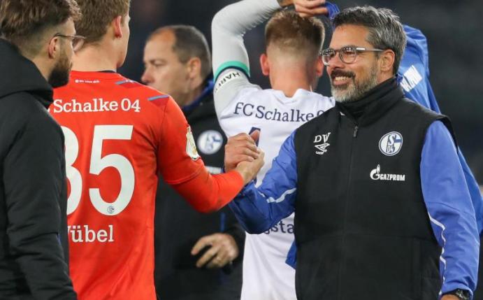 Soccer: DFB Cup, 2nd round, Arminia Bielefeld - Schalke 04 in the Schüco Arena. Coach Schalke-Trainer David Wagner (r) vertraut weiter auf die Leistungen von Torhüter Alexander Nübel (2.v.r.). Foto: Friso Gentsch/dpa