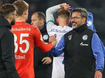 Soccer: DFB Cup, 2nd round, Arminia Bielefeld - Schalke 04 in the Schüco Arena. Coach Schalke-Trainer David Wagner (r) vertraut weiter auf die Leistungen von Torhüter Alexander Nübel (2.v.r.). Foto: Friso Gentsch/dpa Soccer: DFB Cup, 2nd round, Arminia Bielefeld - Schalke 04 in the Schüco Arena. Coach Schalke-Trainer David Wagner (r) vertraut weiter auf die Leistungen von Torhüter Alexander Nübel (2.v.r.). Foto: Friso Gentsch/dpa