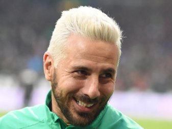 Will seine Karriere nicht mit dem Abstieg von Werder Bremen beenden: Claudio Pizarro. Foto: Carmen Jaspersen/dpa Will seine Karriere nicht mit dem Abstieg von Werder Bremen beenden: Claudio Pizarro. Foto: Carmen Jaspersen/dpa