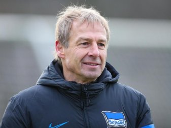 Steht zum Rückrundenstart vor einem Wiedersehen mit dem FC Bayern München: Herthas Trainer Jürgen Klinsmann. Foto: Andreas Gora/dpa Steht zum Rückrundenstart vor einem Wiedersehen mit dem FC Bayern München: Herthas Trainer Jürgen Klinsmann. Foto: Andreas Gora/dpa