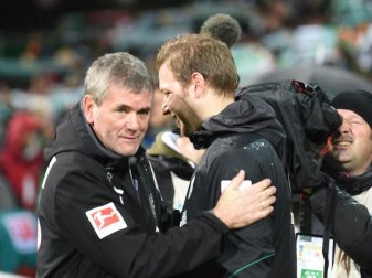 Florian Kohfeldt (r) trifft mit Werder im Abstiegskampfduell auf Fortuna Düsseldorf mit Trainer-Urgestein Friedhelm Funkel. Foto: Carmen Jaspersen/dpa Florian Kohfeldt (r) trifft mit Werder im Abstiegskampfduell auf Fortuna Düsseldorf mit Trainer-Urgestein Friedhelm Funkel. Foto: Carmen Jaspersen/dpa