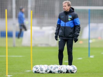 Hertha-Coach Jürgen Klinsmann hat Unterlagen für seine Trainerlizenz eingereicht. Foto: Andreas Gora/dpa Hertha-Coach Jürgen Klinsmann hat Unterlagen für seine Trainerlizenz eingereicht. Foto: Andreas Gora/dpa